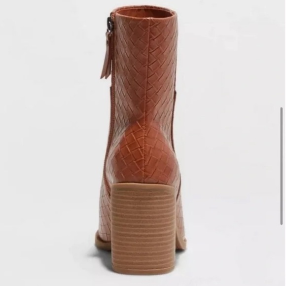 Universal Thread Heeled Boot - Picture 3 of 4